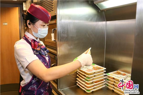 重慶客運段餐車長："變形記"詮釋"動妹"作風