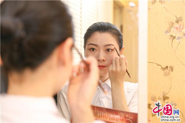 重慶客運段餐車長："變形記"詮釋"動妹"作風
