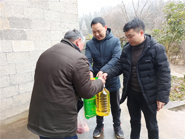 【吳總同意】【重慶】【新春走基層】重慶冷水鎮：走村入戶送溫暖 讓貧困戶過上幸福年