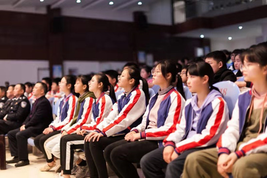 急稿【CRI專稿 列表】重慶市刑偵總隊走進潼南一中宣講反拐防詐知識【內容頁標題】安全課堂進校園 重慶市刑偵總隊走進潼南一中宣講反拐防詐知識