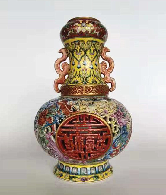 【重慶文玩藝術品專題　瓷器　左小圖】大清乾隆年制粉彩透雕福字花卉龍紋轉心瓶