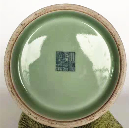 【重慶文玩藝術品專題　瓷器　左小圖】豆青釉粉彩描金梅瓶