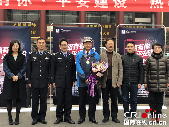 【Cri專稿 列表】勇鬥歹徒 公交車司機樊曉斌獲評重慶月度熱心市民