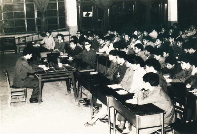 網信辦要求【聚焦重慶】40年：鏡頭中的“重慶第一次”