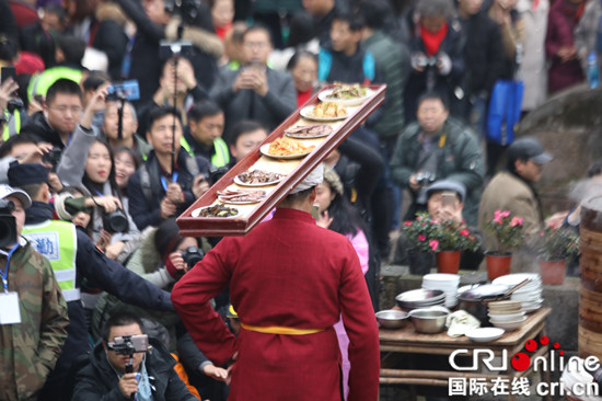 【CRI專稿 列表】熱鬧迎新春 重慶江津中山古鎮“千米長宴”開席
