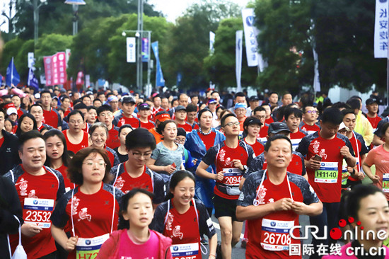 【CRI專稿 列表】2019重慶國際馬拉松賽激情開跑