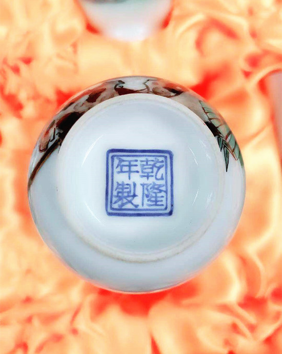 【重慶文玩藝術品專題　瓷器　右大圖】清乾隆年制十二金釵杯