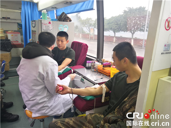 【CRI專稿 列表】冬日獻熱血 重慶百名武警官兵兩小時獻血近三萬毫升