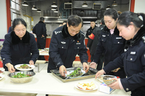 【CRI專稿 列表】重慶渝中區公安分局：派出所裏的別樣年夜飯【內容頁標題】【新春走基層】渝中區公安分局：派出所裏的別樣年夜飯