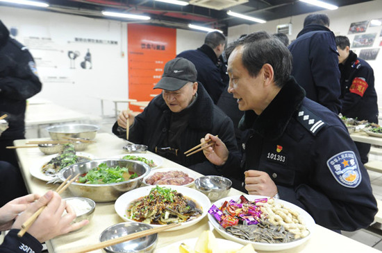 【CRI專稿 列表】重慶渝中區公安分局：派出所裏的別樣年夜飯【內容頁標題】【新春走基層】渝中區公安分局：派出所裏的別樣年夜飯