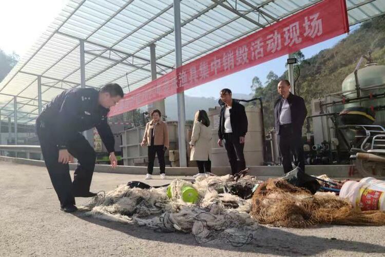 重慶萬盛警方舉行非法漁具集中銷毀活動