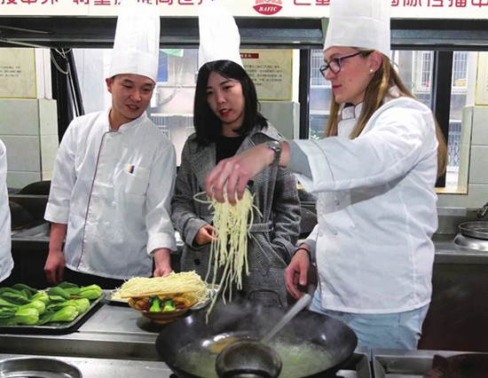 【社會民生】外國友人學做地道重慶美食  品味巴渝美食文化