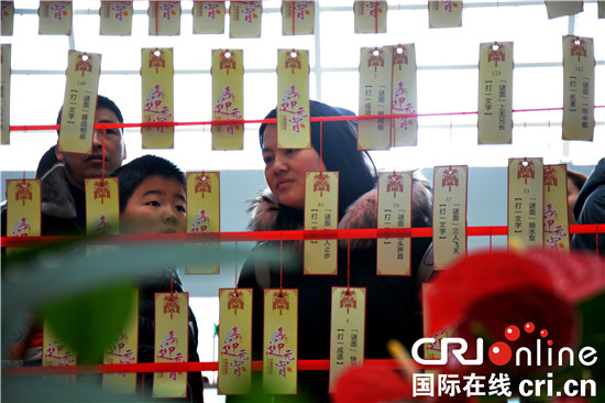 【CRI專稿 圖文】重慶火車站：候車室裏“鬧”元宵