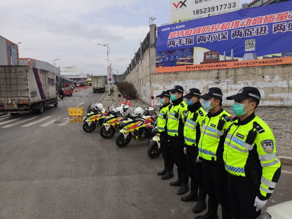 重慶渝北交巡警全力保障保稅港物流園運輸道路通暢