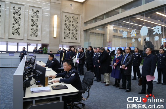 【CRI專稿 列表】重慶警方問計於民 邀監督員代表走進警營建言獻策