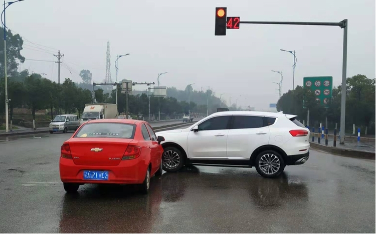【B】重慶渝北：一駕駛員過分依賴導航闖紅燈出事故