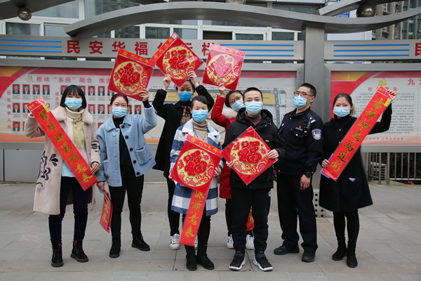 【B】重慶警方“送福普法” 讓群眾感受溫暖