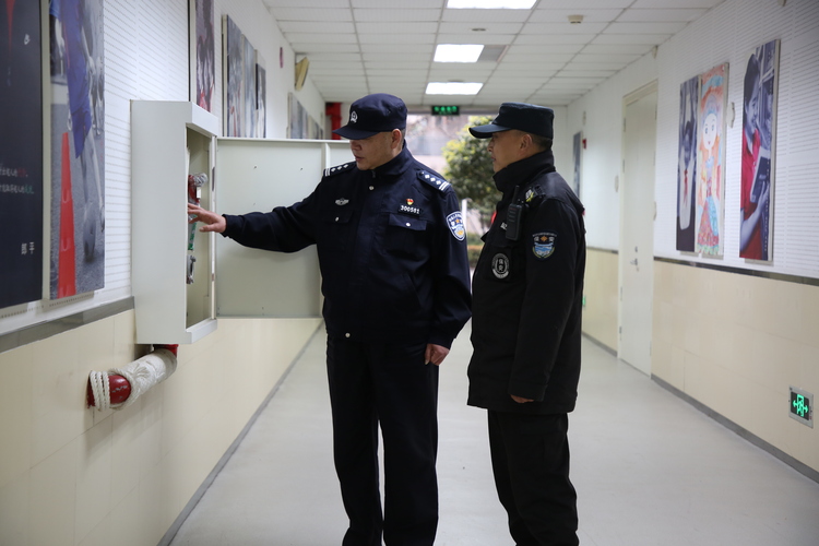 【B】護航開學季 重慶九龍坡警方提前“返校報到”