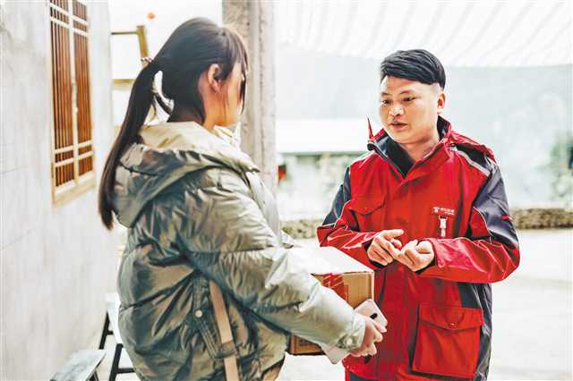 下莊村迎來快遞送貨上門第一單