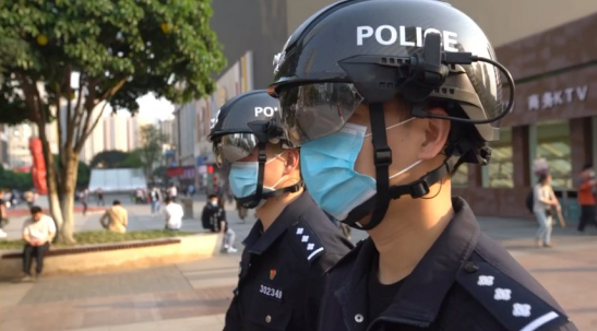 【OK】【周利宏已審】【重慶江北區公安分局供稿】重慶觀音橋巡邏民警用“智慧警務” 為“復工潮”保駕護航