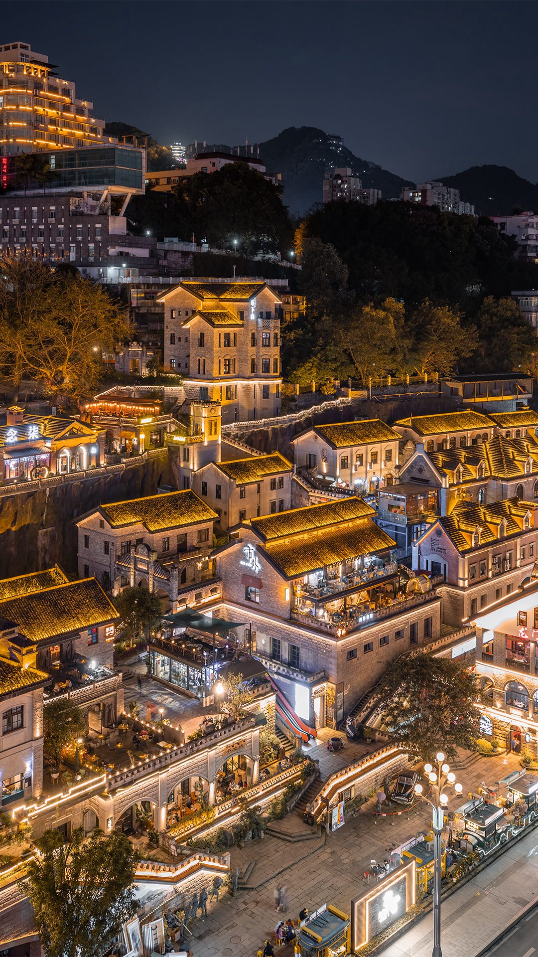 暗夜下的奇妙山城：立體、魔幻、迷人