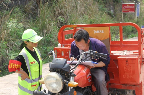 【法制安全】重慶奉節建警保聯動勸導站 重點防控守平安