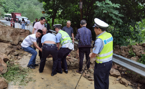 【原創】重慶雲陽交巡警雨中堅守 保安全促暢通_fororder_微信圖片_20210622144726