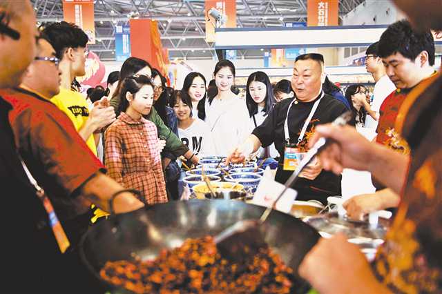【滾動】【滾動新聞】“巴渝工匠”讓觀眾既飽眼福又飽口福