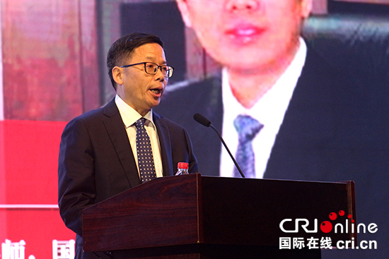 螢幕上的是圖説中的楊新民本人【CRI專稿 列表】重慶首屆創新爭先獎頒獎 10個集體98名個人受表彰