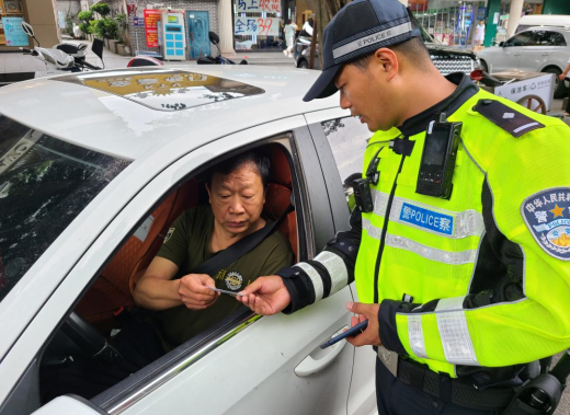 【原創】重慶雲陽：渝警驍騎“小卡片”助力文明城市創建_fororder_微信圖片_20210628102542