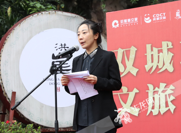 【滾動】成渝這對“超級流量”CP出道了！洪崖洞和寬窄巷子雨中“發糖”