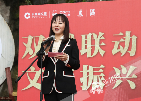 【滾動】成渝這對“超級流量”CP出道了！洪崖洞和寬窄巷子雨中“發糖”