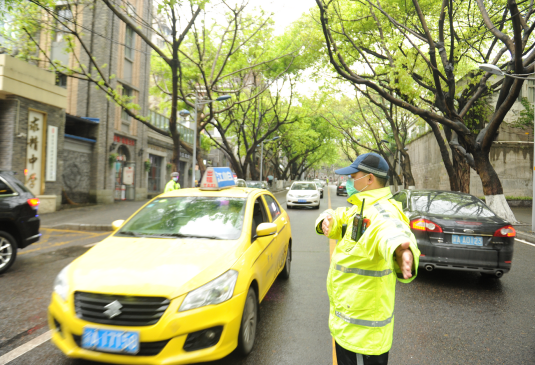 OK有修改【重慶渝中區公安分局供稿】各中小學開學復課 重慶渝中警方提醒市民錯峰、依規、安全出行