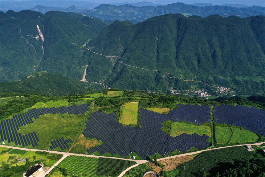 重慶黔江：高山“光伏梯田”美如畫