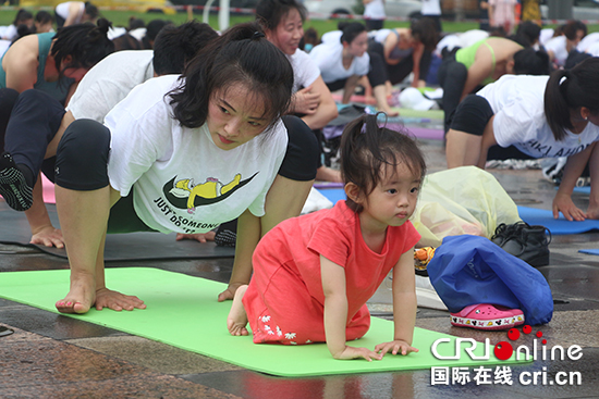 【CRI專稿 列表】重慶500余人戶外同練瑜伽慶祝國際瑜伽日