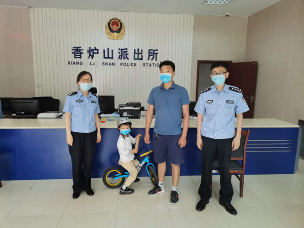 【OK】【B】重慶高新區：粗心家長丟娃 “淡定娃”派出所裏等3小時