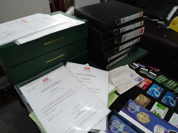 【Ok】【B】重慶渝中警方聯合市局打假總隊破獲一起售假案 繳獲1500塊“名錶”