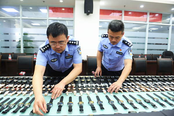 【Ok】【B】重慶渝中警方聯合市局打假總隊破獲一起售假案 繳獲1500塊“名錶”