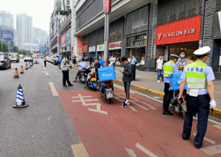 【B】重慶九龍坡警方重拳出擊開展“四車”突出交通違法集中專項整治行動