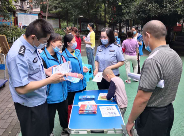 【B】重慶渝北區黃泥塝派出所踐行“百萬警進千萬家”持續開展電信詐騙宣傳工作