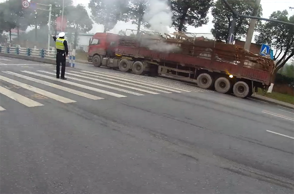 【原創】重慶市高新區：貨車突發自燃  警民攜手成功滅火_fororder_圖片1