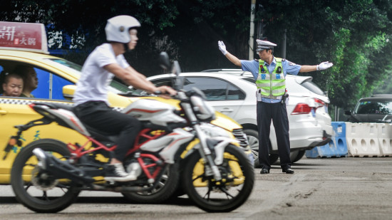 【法制安全】重慶南岸交巡警邵鋼堅持站完最後一班崗 光榮退休