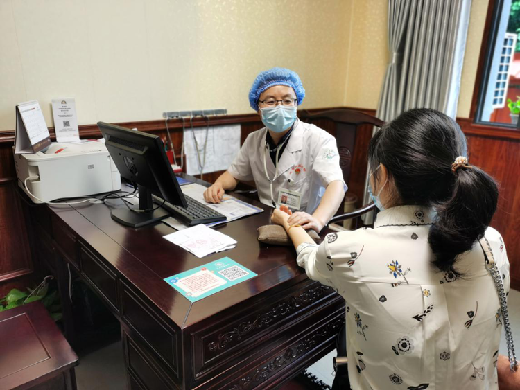 【B】重慶忠縣中醫醫院內二科主任張華忠：以身作則 救死扶傷勇擔當
