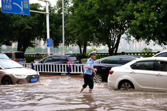 【CRI專稿 列表】重慶交巡警暴雨中疏堵保暢 全力維護道路交通秩序