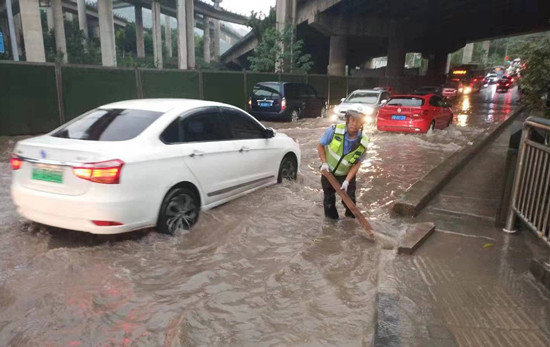 【CRI專稿 列表】重慶交巡警暴雨中疏堵保暢 全力維護道路交通秩序