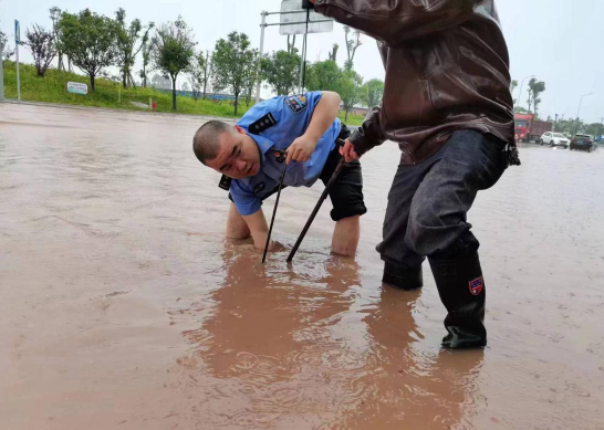 【原創】重慶璧山公安：暴雨裏的“警察藍” 最暖心的“安全色”_fororder_微信圖片_20220511161619