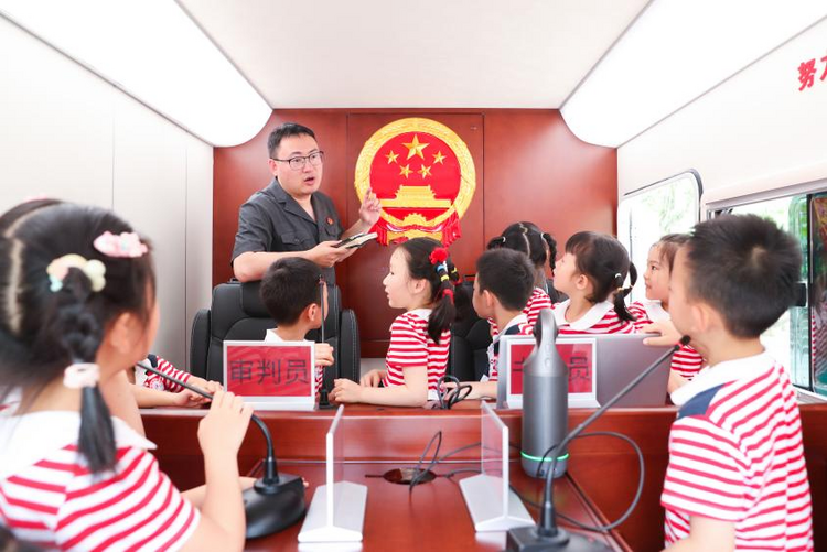 重慶車載便民法庭進校園 開啟別樣普法之旅_fororder_圖片2