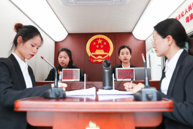 重慶車載便民法庭進校園 開啟別樣普法之旅_fororder_圖片1