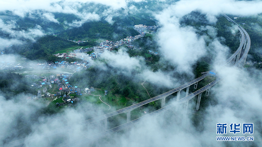 重慶酉陽再現“雲端高速”