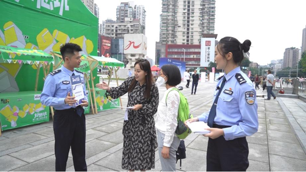 重慶市九龍坡區開展"Dou是要禁毒"知識答題街頭挑戰賽_fororder_圖片1